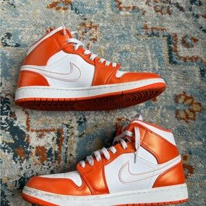 Jordan 1 Mid metallic orange
